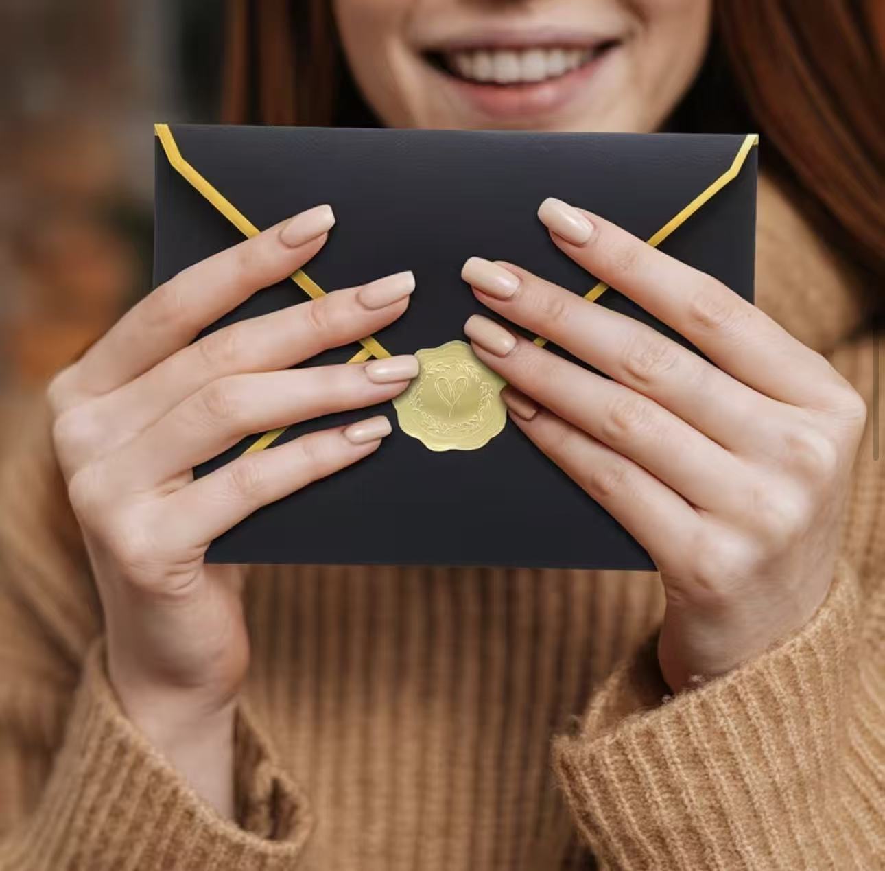 Enveloppe noire et dorée de la carte cadeau